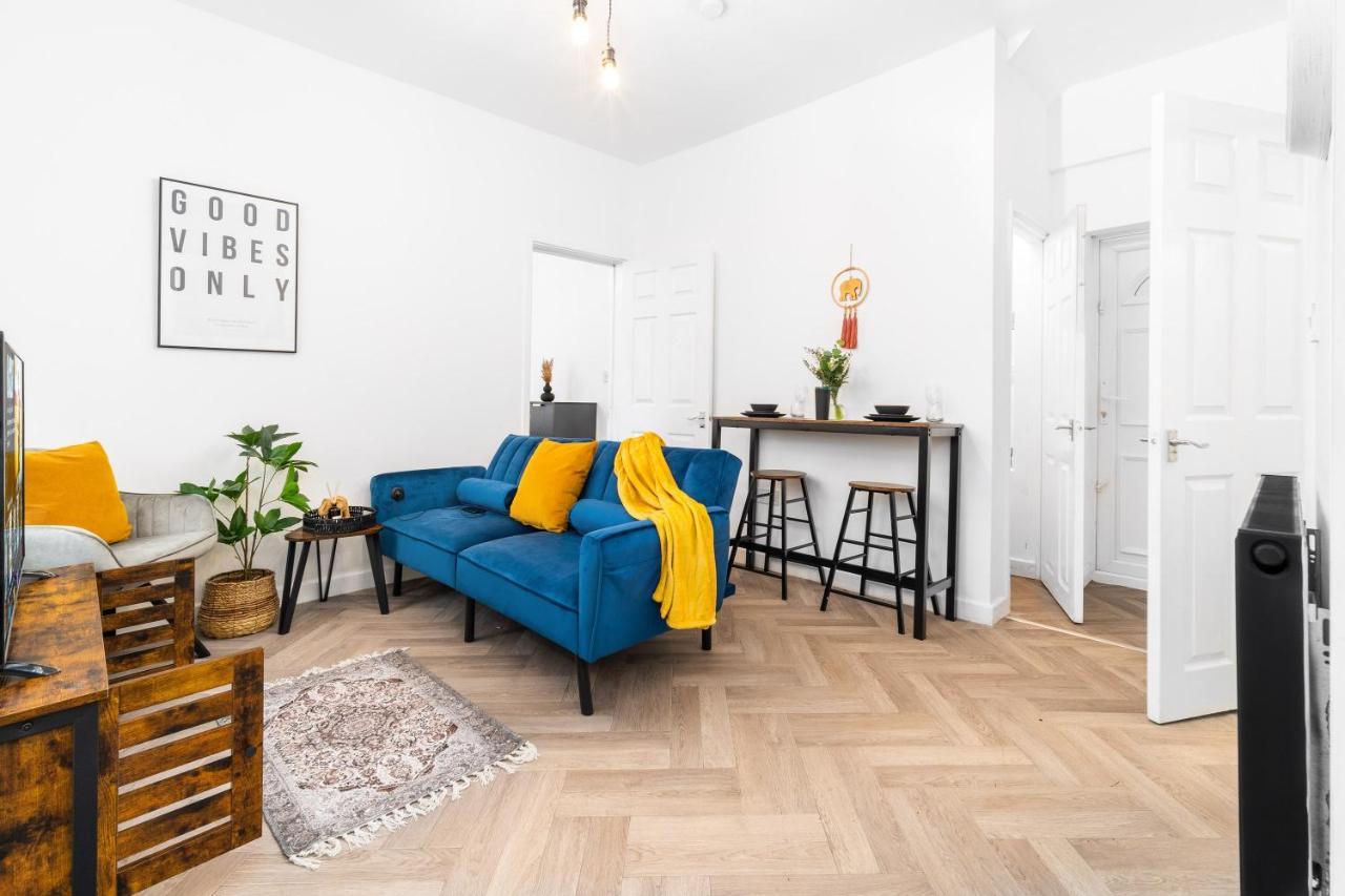 Cozy, Chic, And Convenient, 10 Mins To Centre Apartment